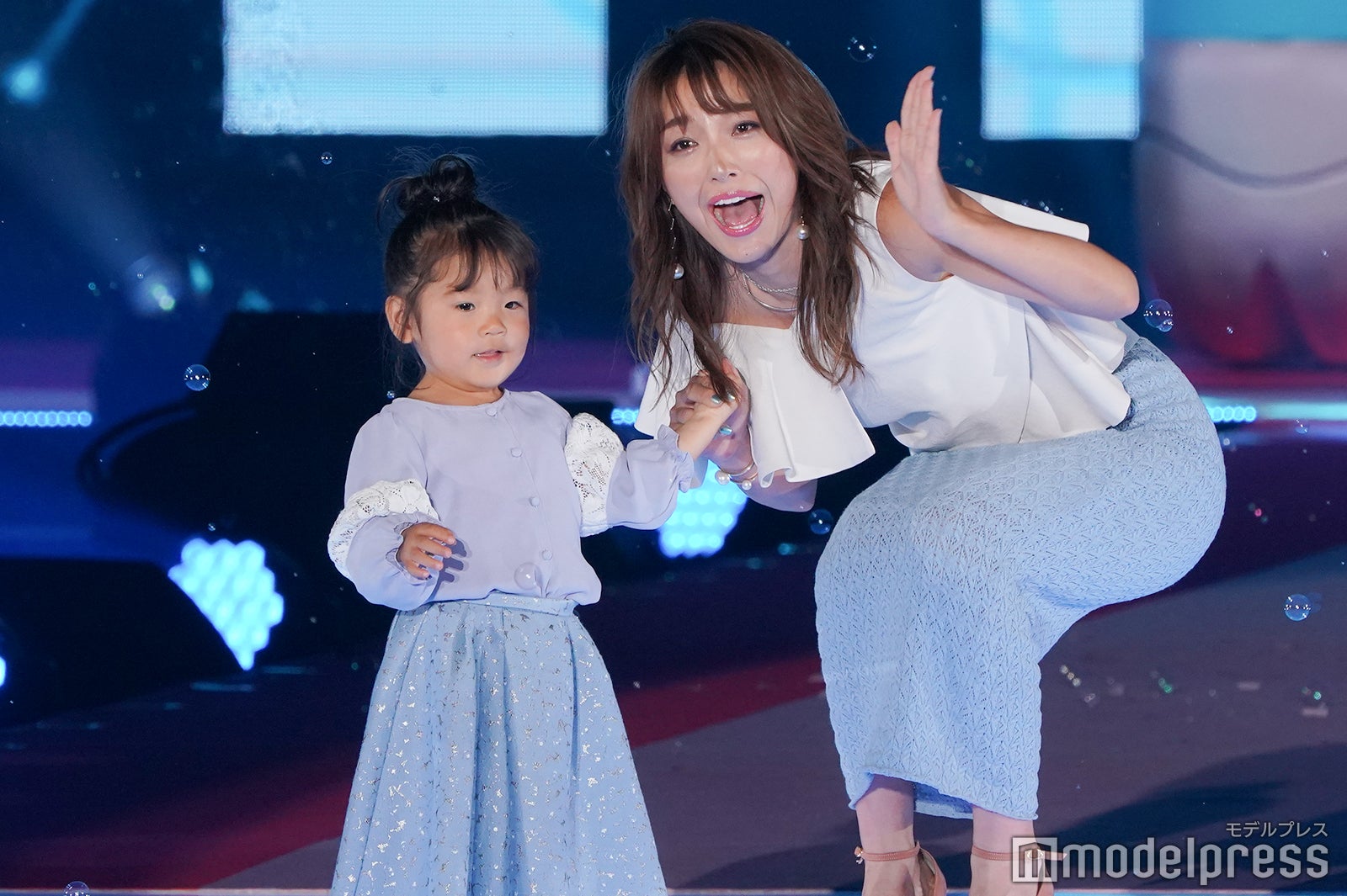 木下優樹菜、茉叶菜ちゃん親子（C）モデルプレス