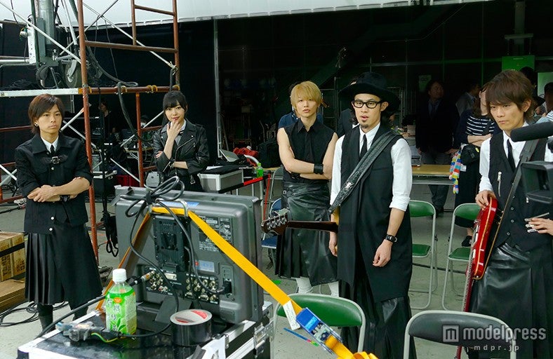 「Thinking dogs」のメンバーと指原莉乃