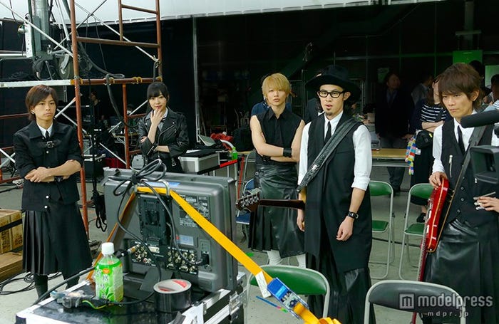 「Thinking dogs」のメンバーと指原莉乃