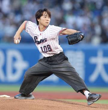 朝ドラ、国宝出演の俳優がヤクルト-巨人戦でファーストピッチセレモニーに登場 スタンド大歓声