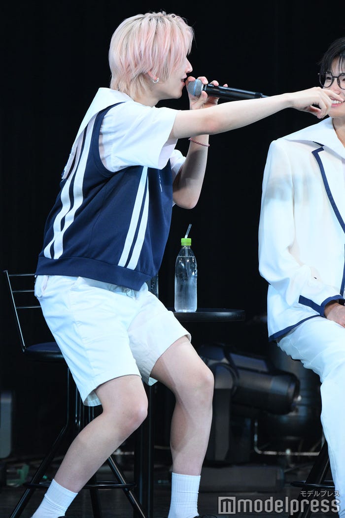 MAKI(マキ)が「俺がサムネだ!俺がサムネだ!」と喜ぶ姿を真似するYUMA(ユウマ)(C)モデルプレス