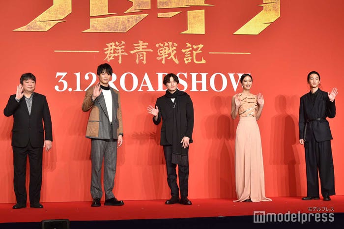 (左から)本広克行監督、鈴木伸之、新田真剣佑、山崎紘菜、渡邊圭祐 (C)モデルプレス