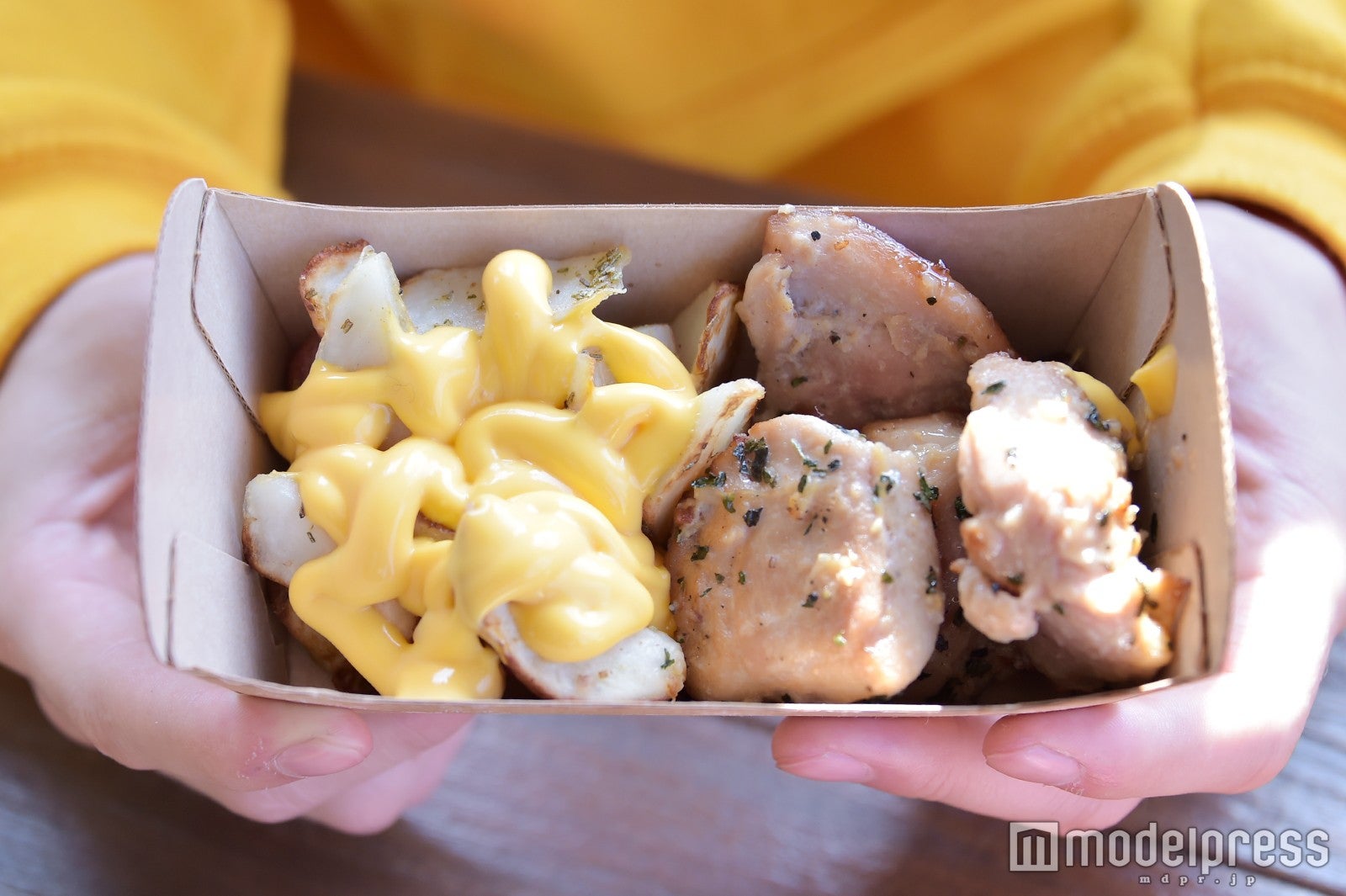 ローストチキン＆ベイクドポテトのチーズソース（1個 ¥500）／（C）モデルプレス（C）Disney