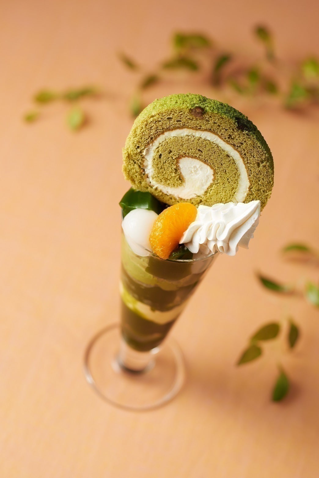 京都・宇治駅前に「伊藤久右衛門」限定パフェは抹茶ロールまるごとのせ