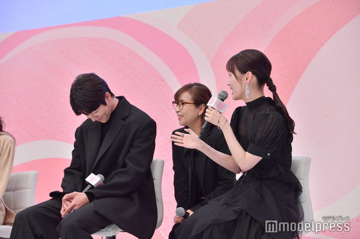 山下美月からの言葉に照れるチェ・ジョンヒョプ(C)モデルプレス