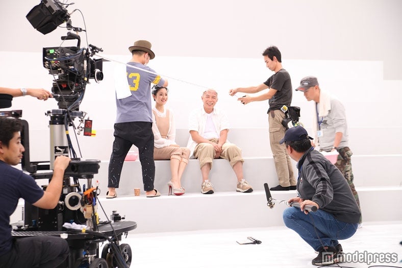 左から：石原さとみ、所ジョージ（CMメイキングカット）