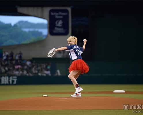E-girls・Ami、ミニスカ美脚で豪快投球 ノーバンならず「悔しい気持ち」