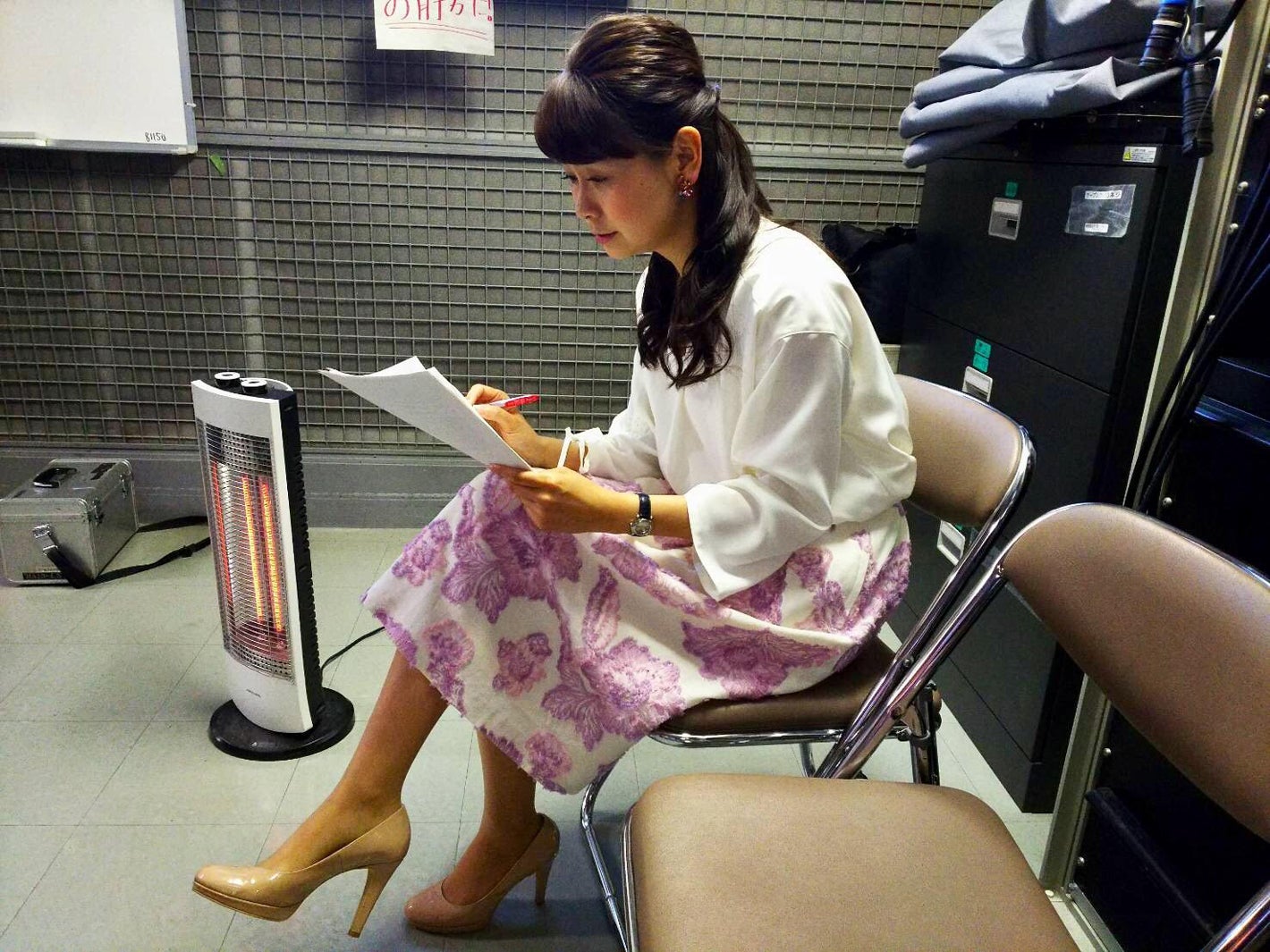 スタジオ裏で直前までプレゼン内容を確認したり、資料を読んだり（提供写真）