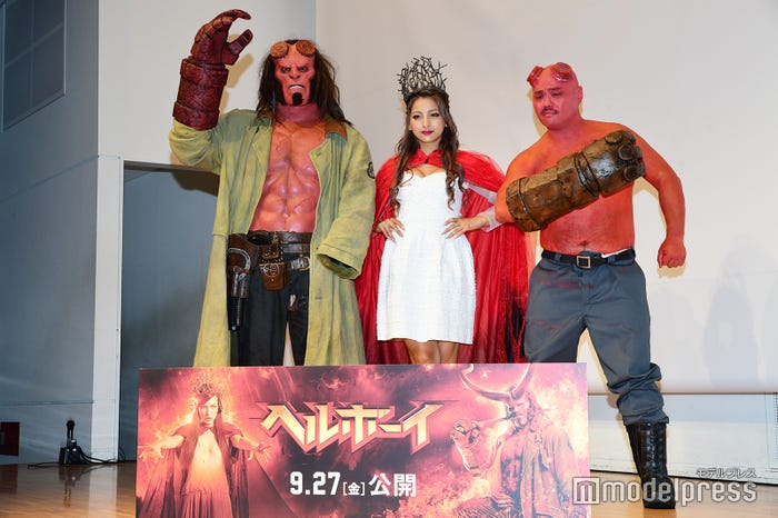 ゆきぽよ(中央)、クロちゃん(右)/(C)モデルプレス