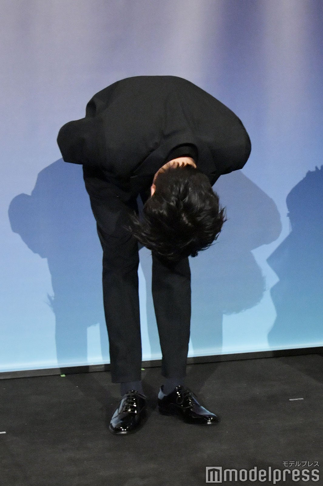 深々とお辞儀をする田中圭（C）モデルプレス