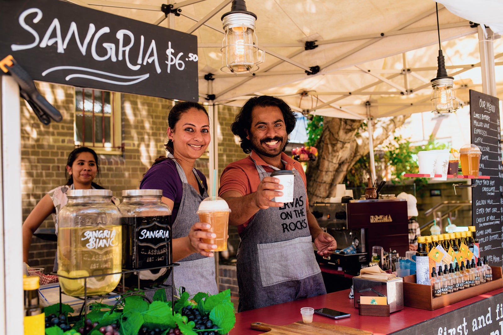 お手製サングリアやコーヒーなどを扱う屋台/Destination NSW