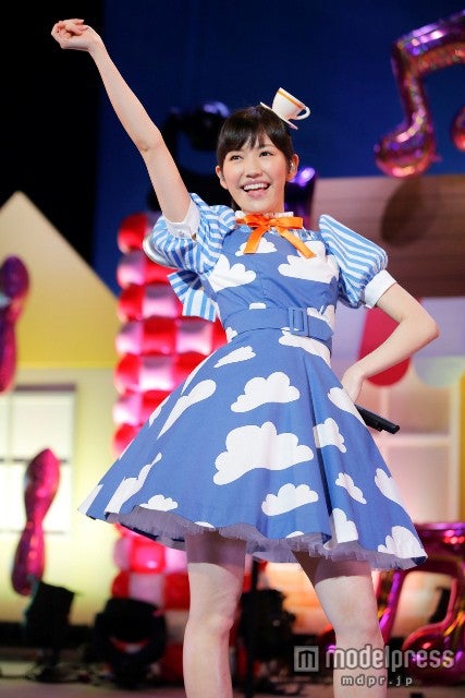 渡辺麻友、ウエイトレス姿で躍動「台風で大変だったけど…」 - モデルプレス