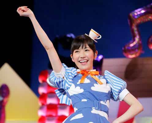 渡辺麻友、ウエイトレス姿で躍動「台風で大変だったけど…」