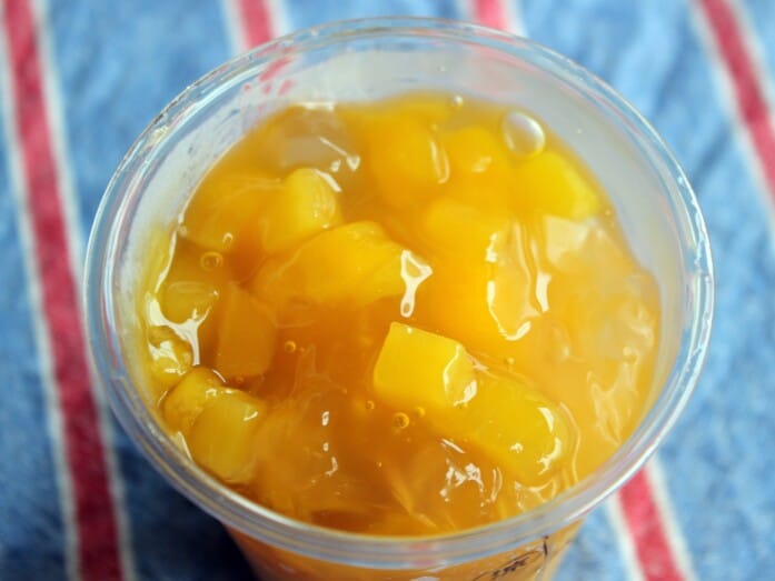 キラキラとしたゼリーと、マンゴー果肉がゴロゴロ入っておいしそう！