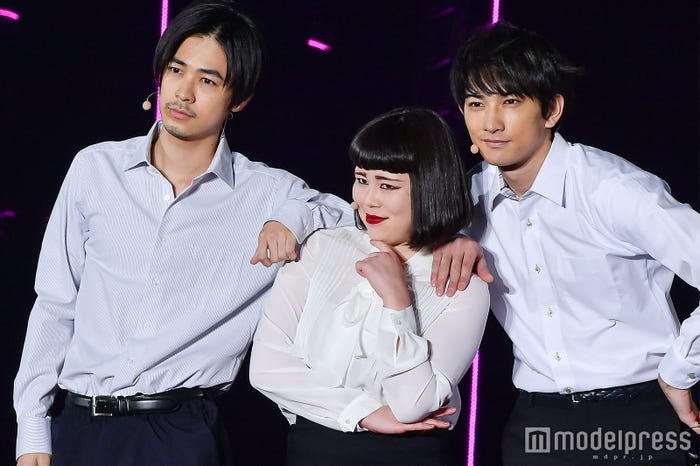 (左から)成田凌、ブルゾンちえみ、町田啓太/「第24回 東京ガールズコレクション 2017SPRING/SUMMER」より (C)モデルプレス