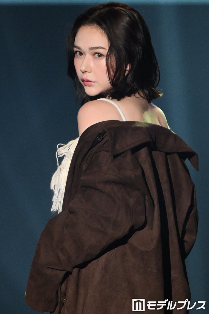 村重杏奈、胸元ざっくりキャミソールから美デコルテ輝く ブラウンスエードで秋の装い【TGC松山2026】