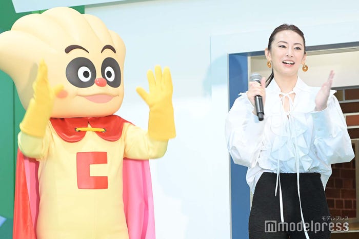 カレーパンマンと踊る北川景子(C)モデルプレス