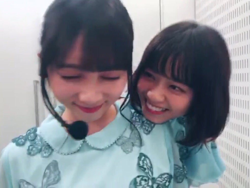 西野七瀬、与田祐希に“あごのせ”（提供写真）