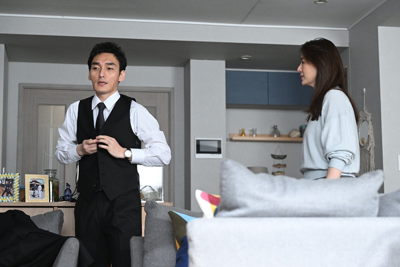 草なぎ剛、井川遥「罠の戦争」最終話より（C）カンテレ