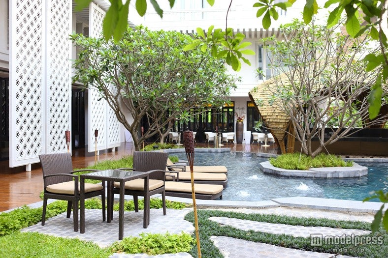 目の前はトロピカルなプールバーが