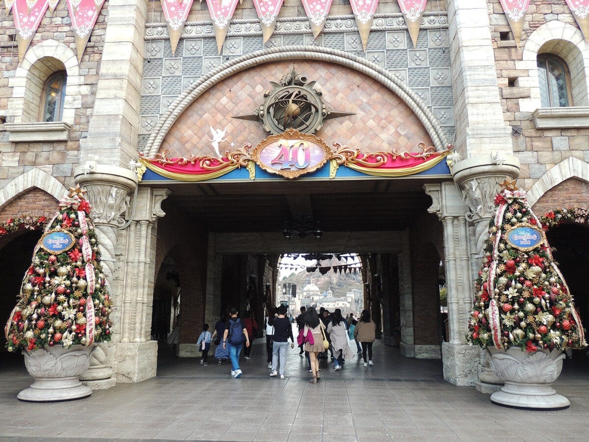 建物の下にも数々のクリスマスデコレーションがあります