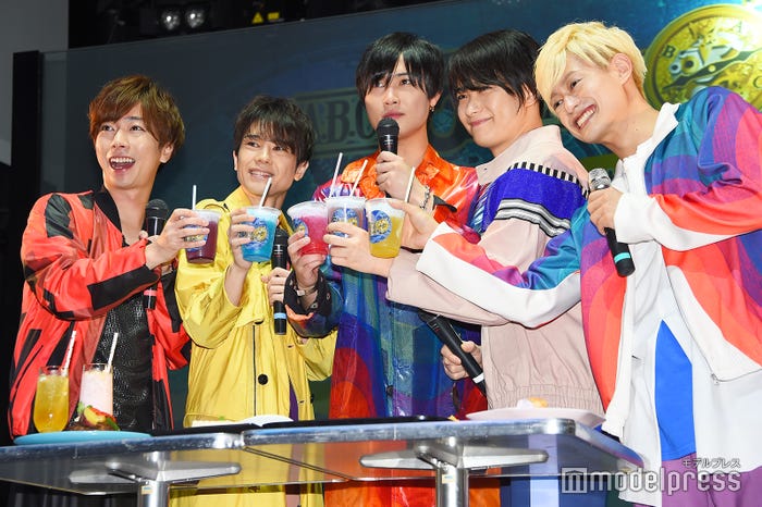 メンバーカラーのコラボフロートで乾杯するA.B.C-Z(左から)河合郁人、五関晃一、橋本良亮、戸塚祥太、塚田僚一(C)モデルプレス