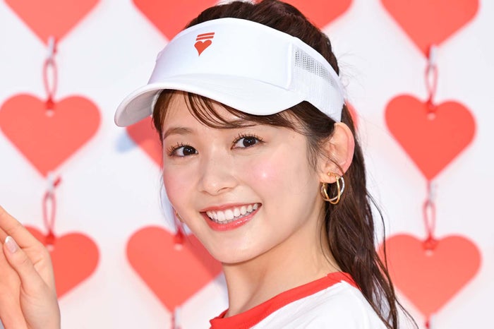 久間田琳加、素肌透けるシースルーブラウス姿で金沢満喫「色白で発光してる」「ピンクヘアと服がめちゃくちゃ合ってる」の声