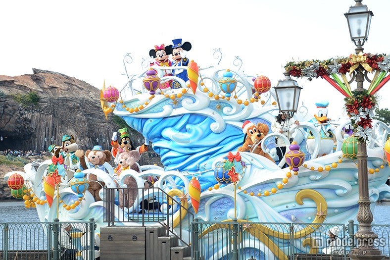 「カラフルホリデー・グリーティング」船に乗って帰っていく