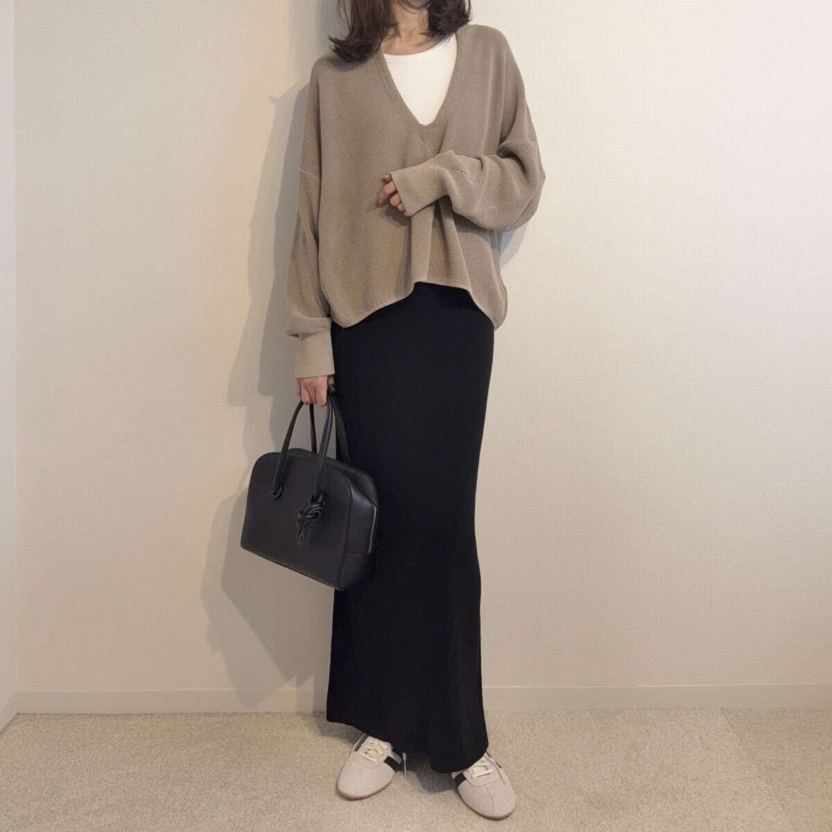カレンソロジー　コットンリブタイトスカート　コーデ　ゆるニット　スニーカー