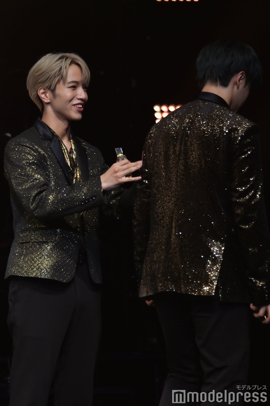 鶴房汐恩（右）にお辞儀され、ツッコミを入れる大平祥生 （C）モデルプレス