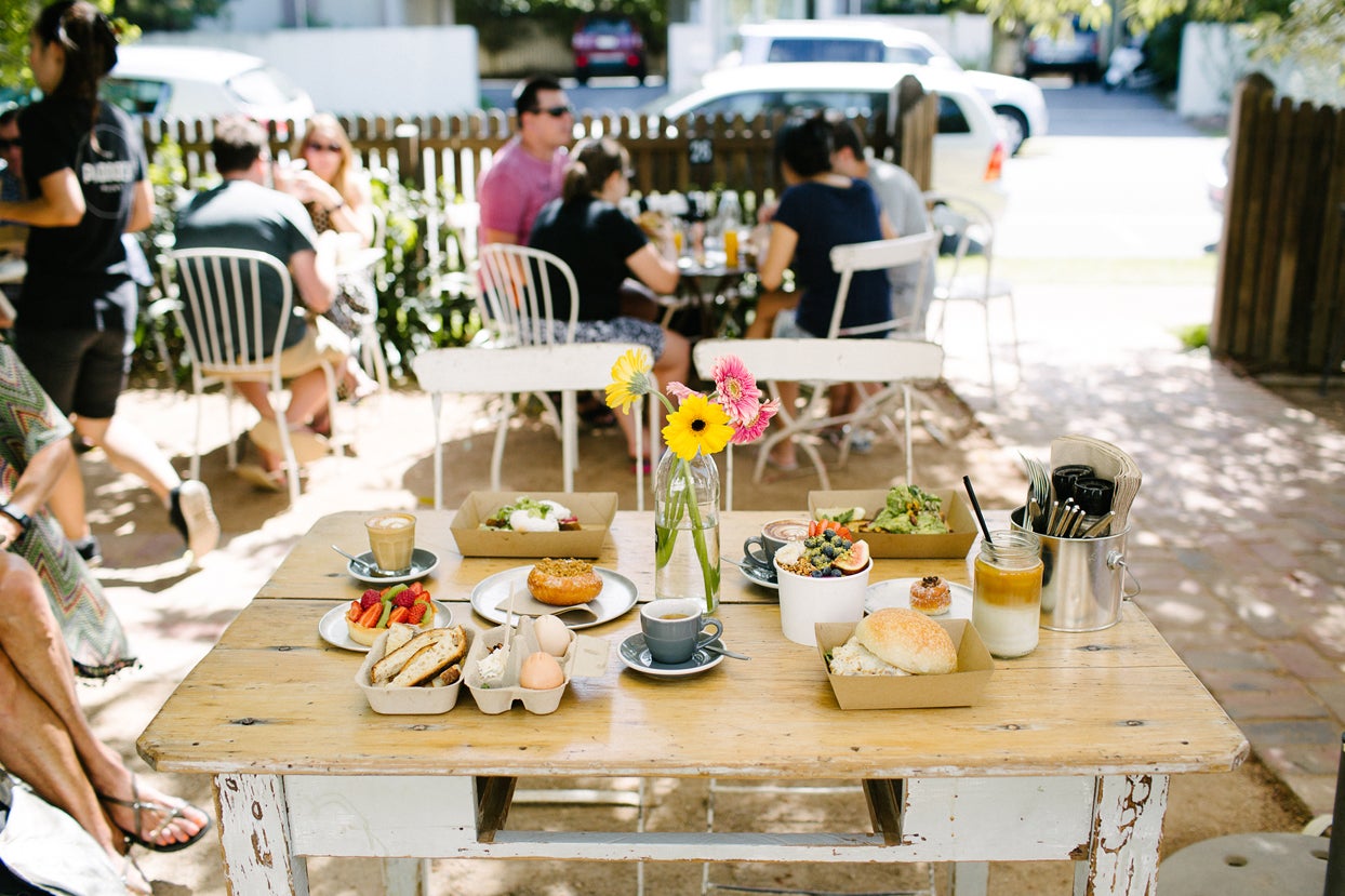 ただコーヒーを飲むだけでも特別な気持ちになれるお洒落なテーブルコーディネート／パドックベーカリー（提供画像）