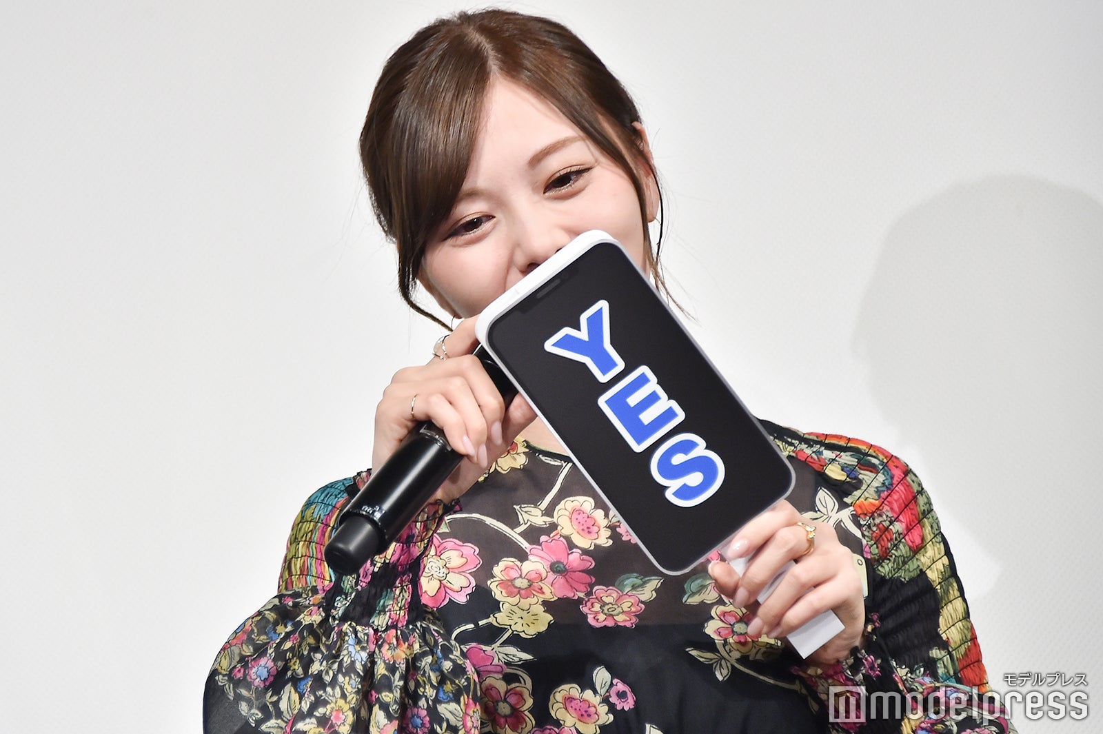 スマホ型の札をしげしげと眺める白石麻衣 （C）モデルプレス