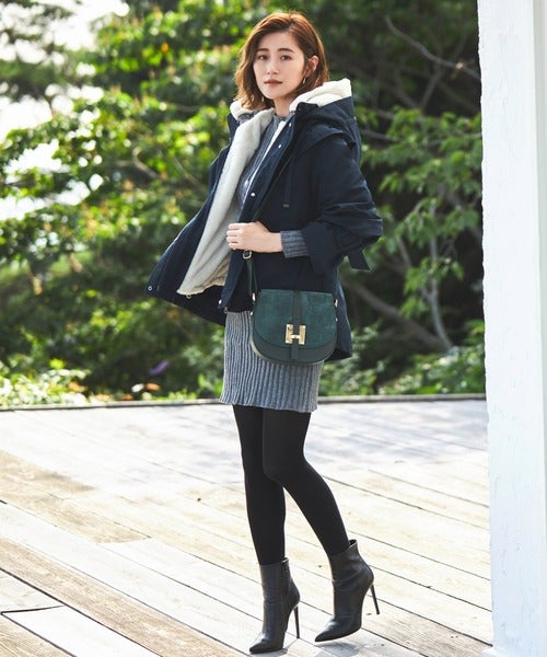 大人女子は人気色を着こなす ネイビーマウンテンパーカー のきれいめコーデ モデルプレス