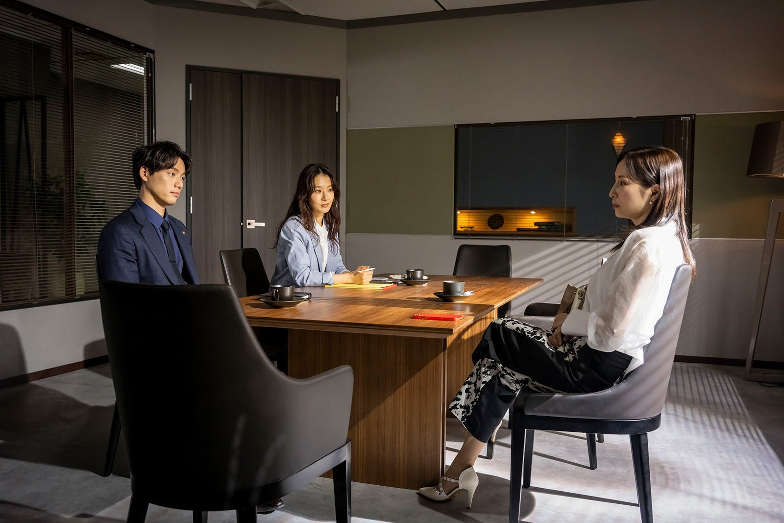 福士蒼汰、玄理、真飛聖「弁護士ソドム」第5話より（C）テレビ東京