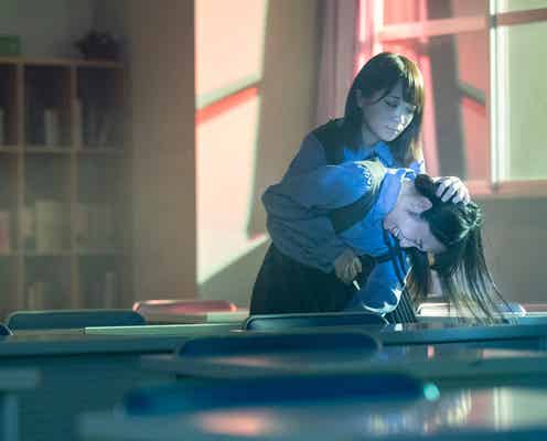乃木坂46秋元真夏が襲い掛かる 衝撃カット解禁<ザンビ>