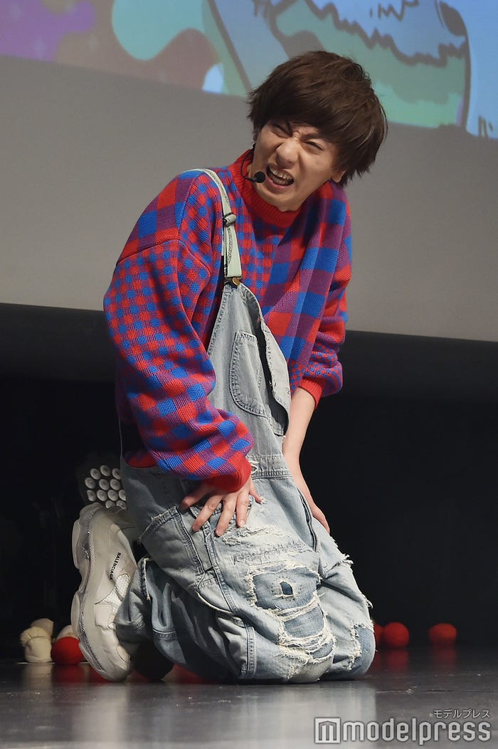 タイキックに悶絶するヴァンビ (C)モデルプレス