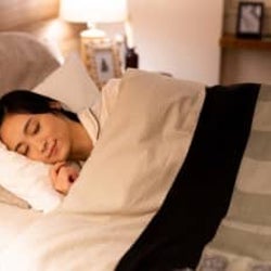 「眠りたいのに眠れない」辛さを感じたら…簡単に試せる3つの快眠法