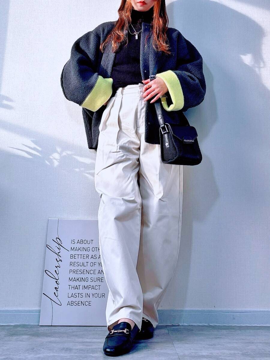 GUチノタックバレルパンツ　NATURAL　黒ローファーのカジュアルコーデ