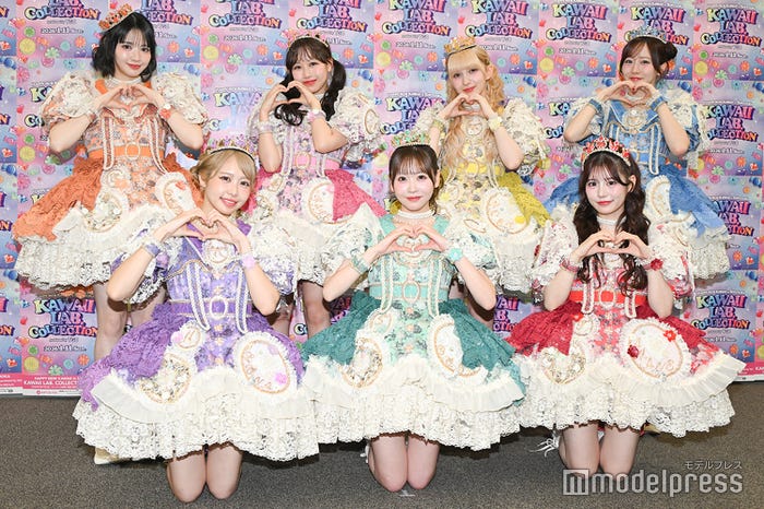 FRUITS ZIPPER/(後列左から)鎮西寿々歌、松本かれん、早瀬ノエル、真中まな(前列左から)仲川瑠夏、櫻井優衣、月足天音(C)モデルプレス