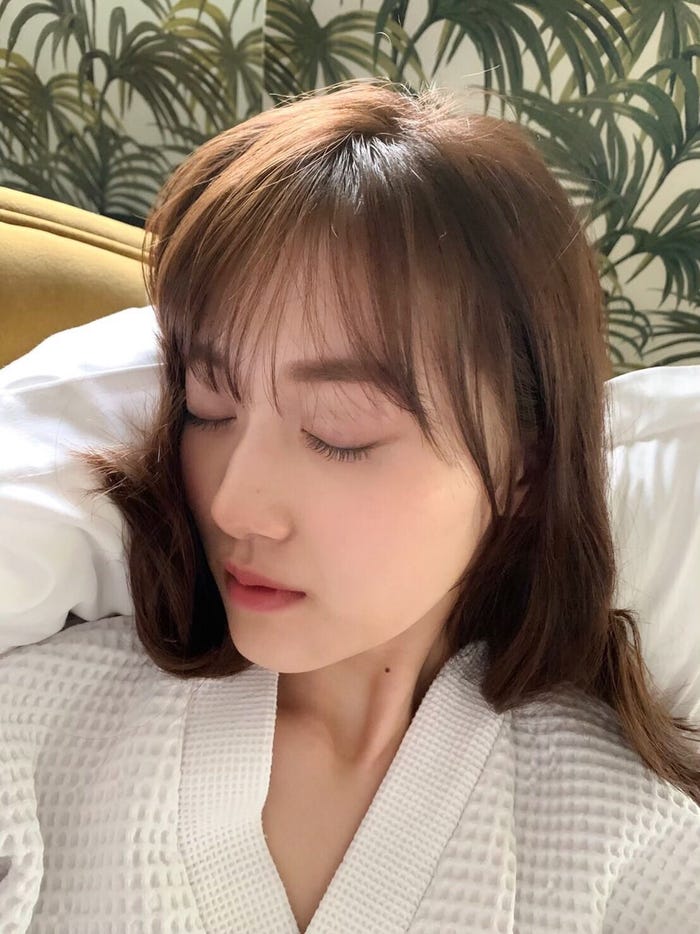 お風呂後に眠ってしまった山下美月(提供写真)