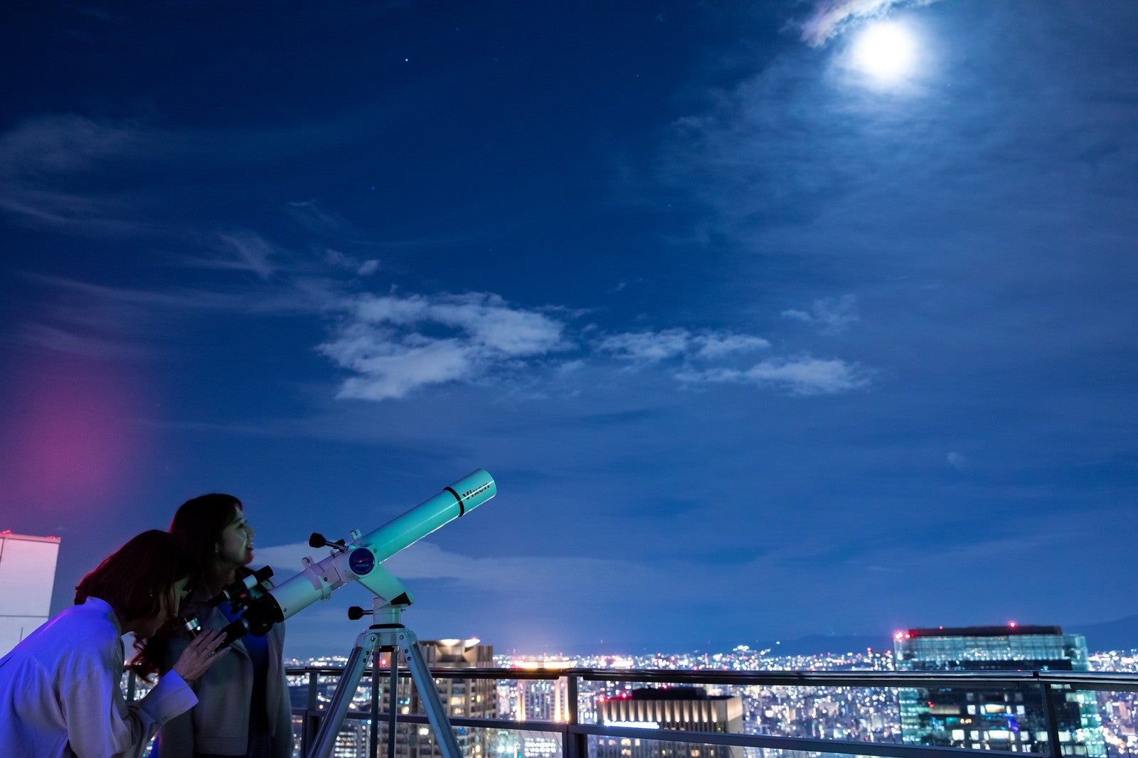 実際に天体望遠鏡で星や月を観察する観望会などを実施／提供画像