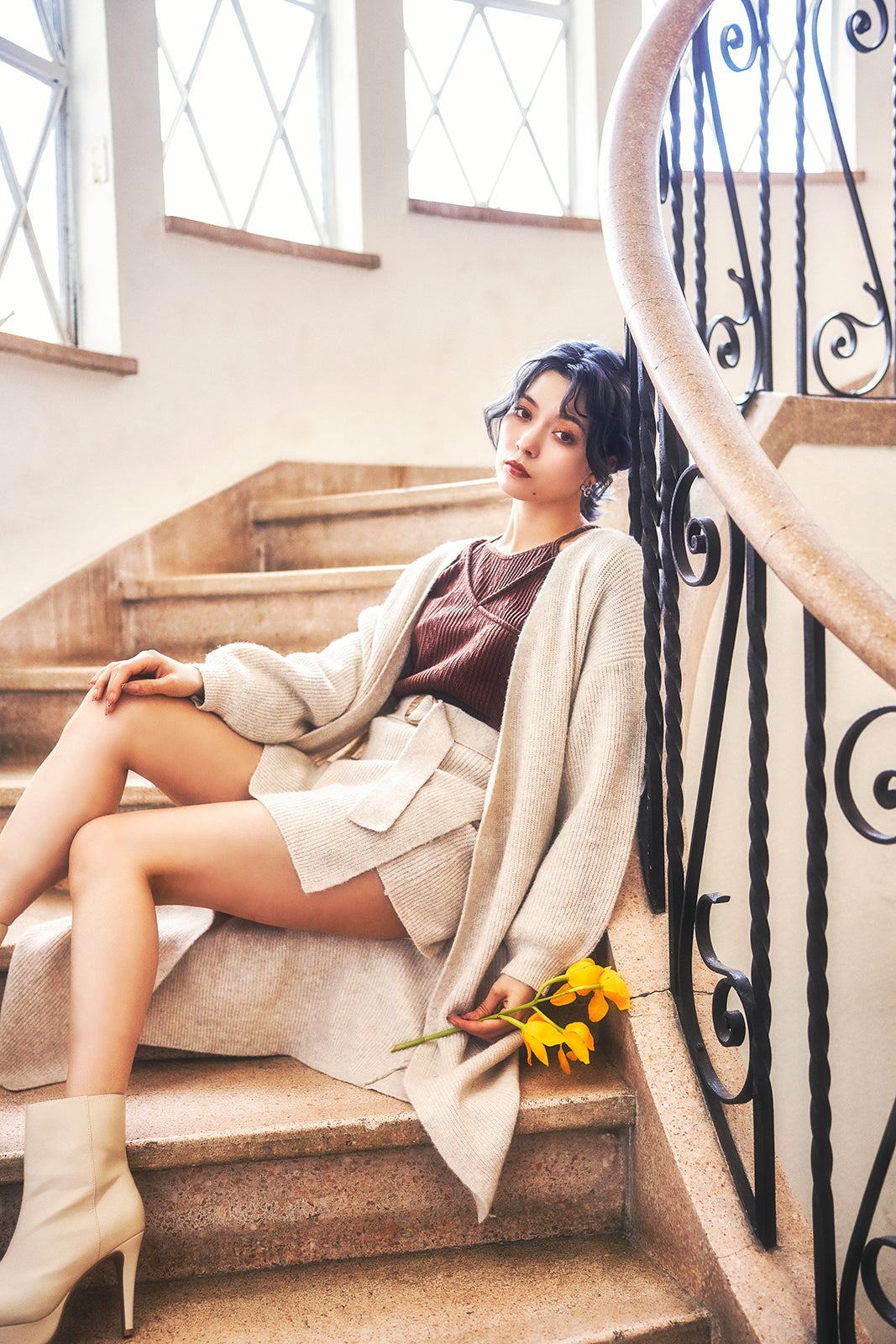 八木アリサ、春の色っぽいスタイルで美脚披露