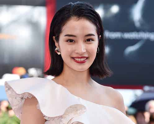 広瀬すず、デコルテ輝く純白ドレスでベネチア降臨「カワイイ」の歓声浴びる