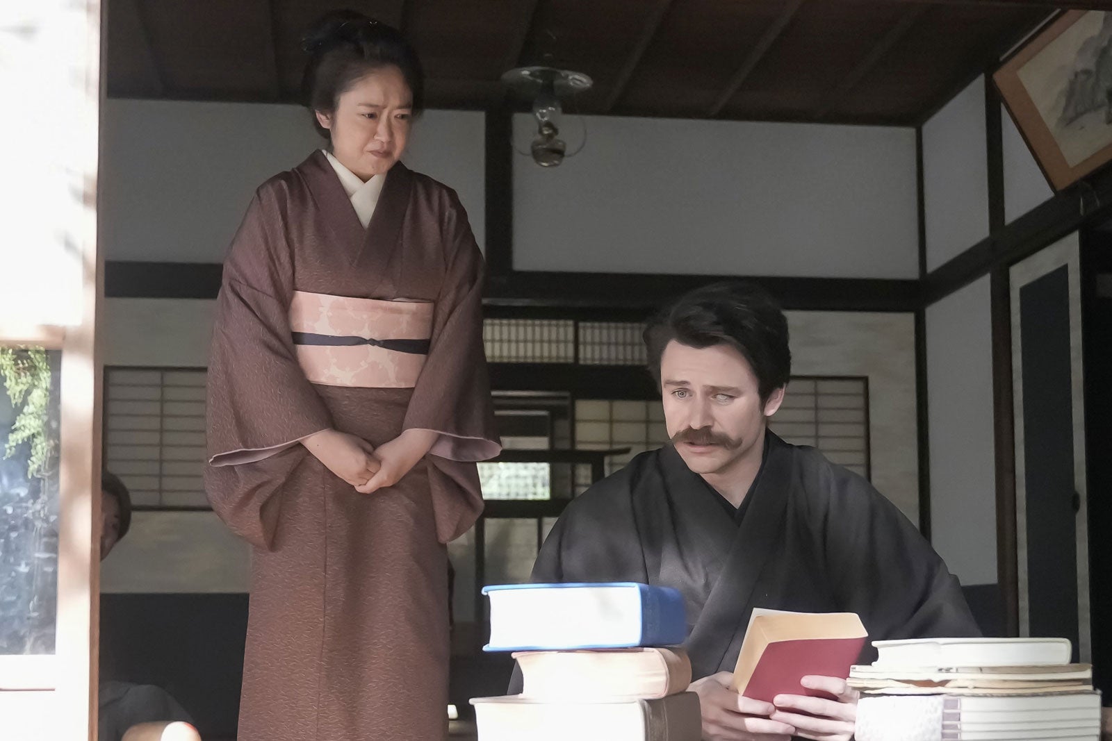 池脇千鶴、トミー・バストウ「ばけばけ」第103話（C）NHK