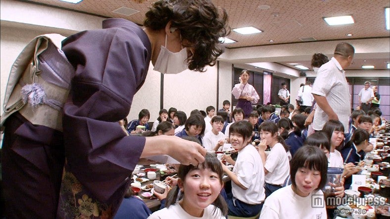 修学旅行生をもてなす（左手前）ベッキー／（c）TBS
