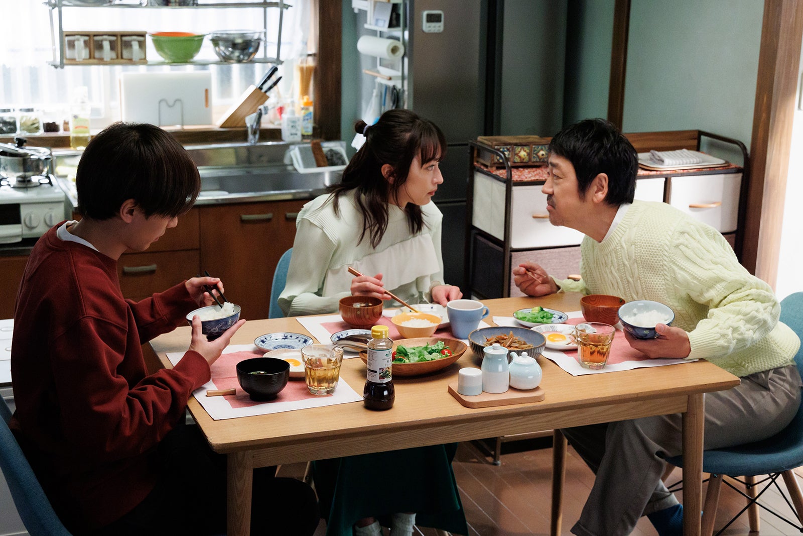 永瀬廉、門脇麦、大森南朋「厨房のありす」第2話より（C）日本テレビ