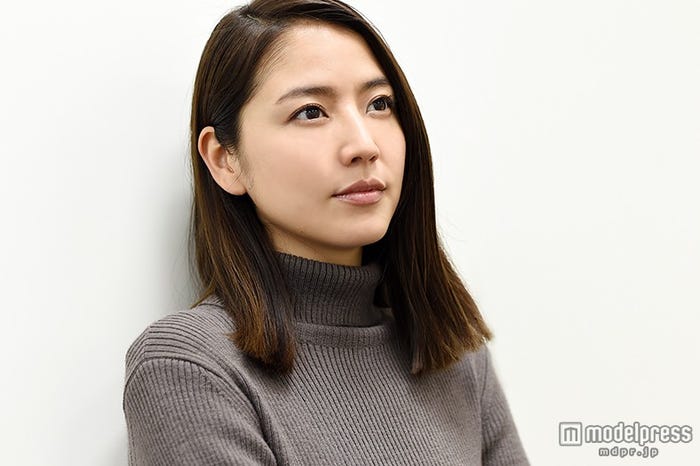 長澤まさみ/ヘアメイク:SHIZUE、スタイリスト:百々千春 ニットワンピース¥14,200/フレイ アイディー(フレイ アイディールミネ新宿2店) 、シューズ¥10,800/リリー ブラウン(リリー ブラウンルミネエスト新宿店)