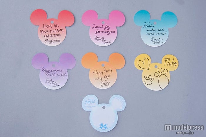 メモにはキャラクターのサインと願いが描かれている(C)Disney
