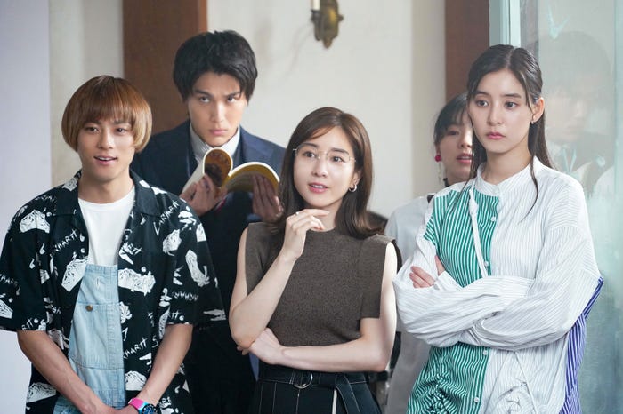 永田崇人、中川大志、田中みな実、小西はる、新木優子 「ボクの殺意が恋をした」第4話より(C)読売テレビ