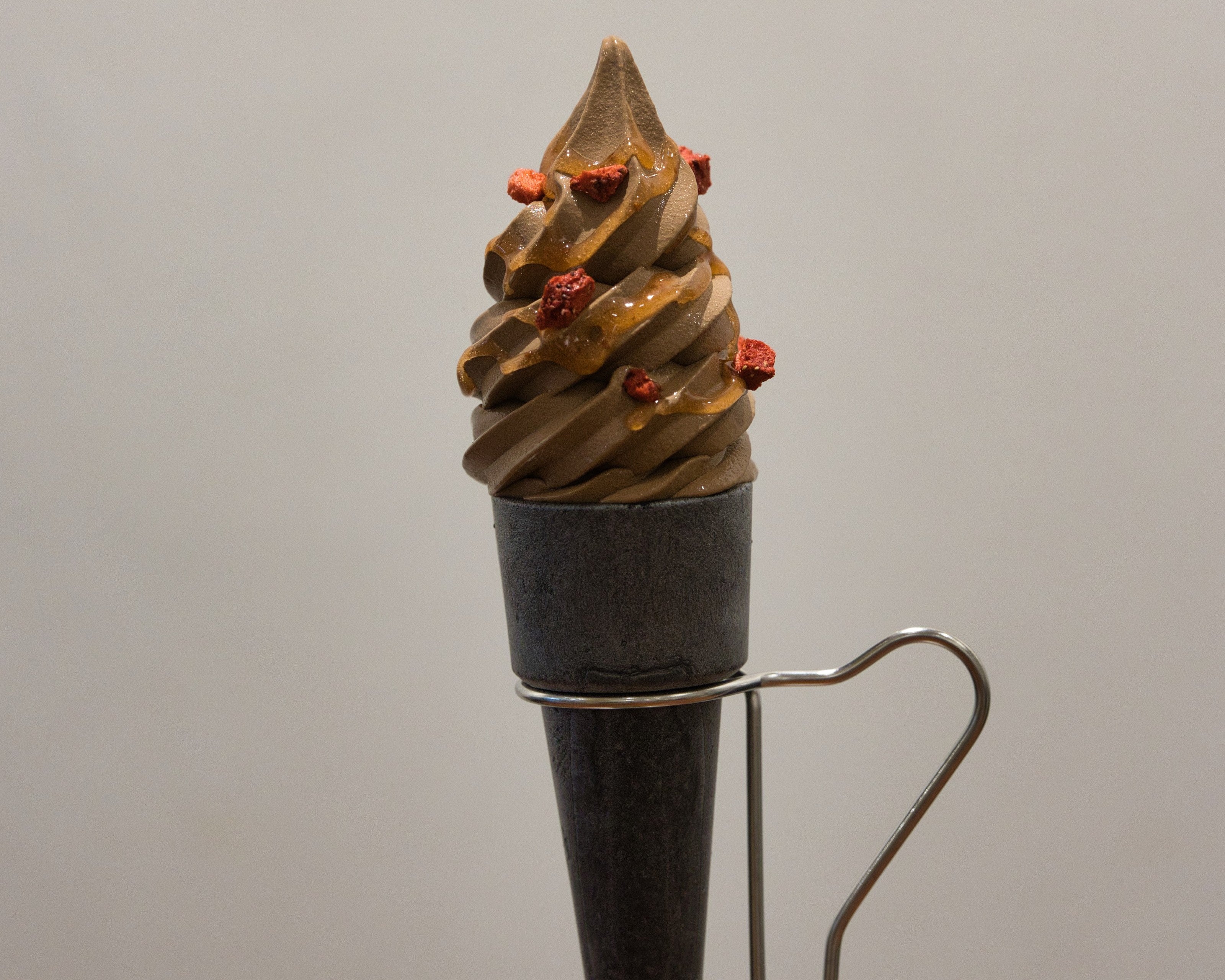 【アンフィニ 能登産いちごのチョコソフト】［日本橋三越本店限定］販売期間：2月6日（金）－2月14日（土）